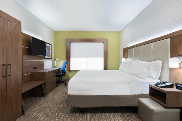 holiday inn express and suites columbus 5379026364 3x2 1 768x512